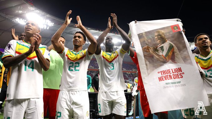 Các cầu thủ Senegal ăn mừng tri ân cố tiền vệ Diop