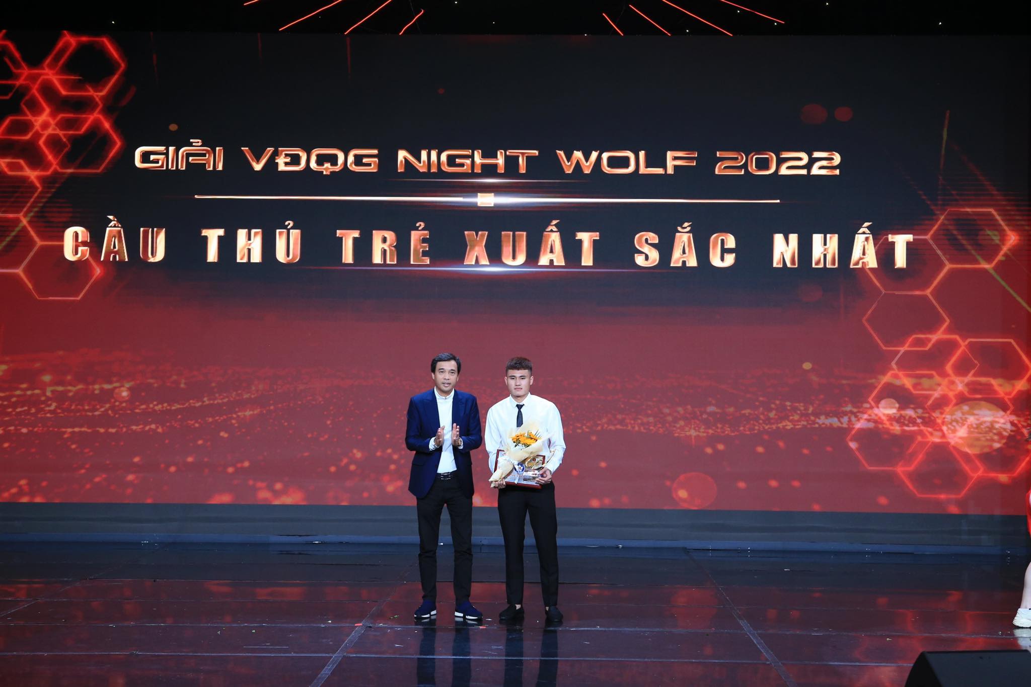 Nguyễn Phi Hoàng (SHB.ĐN) nhận giải thưởng cầu thủ trẻ xuất sắc nhất V.League 2022 - Ảnh: Đức Cường 