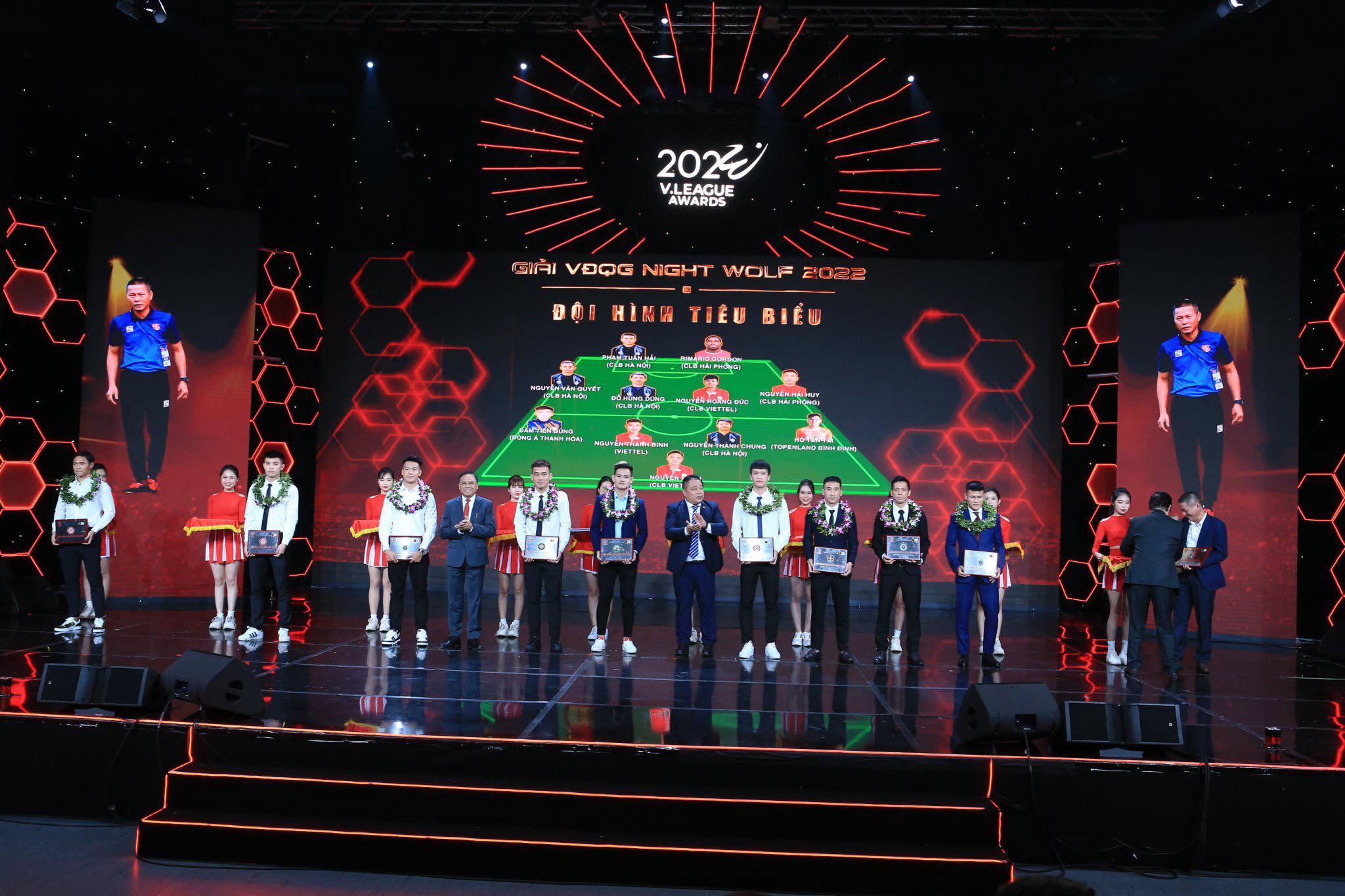 HLV Chu Đình Nghiêm (HLV xuất sắc nhất) và 11 cầu thủ trong đội hình tiêu biểu V.League 2022 - Ảnh: Đức Cường 
