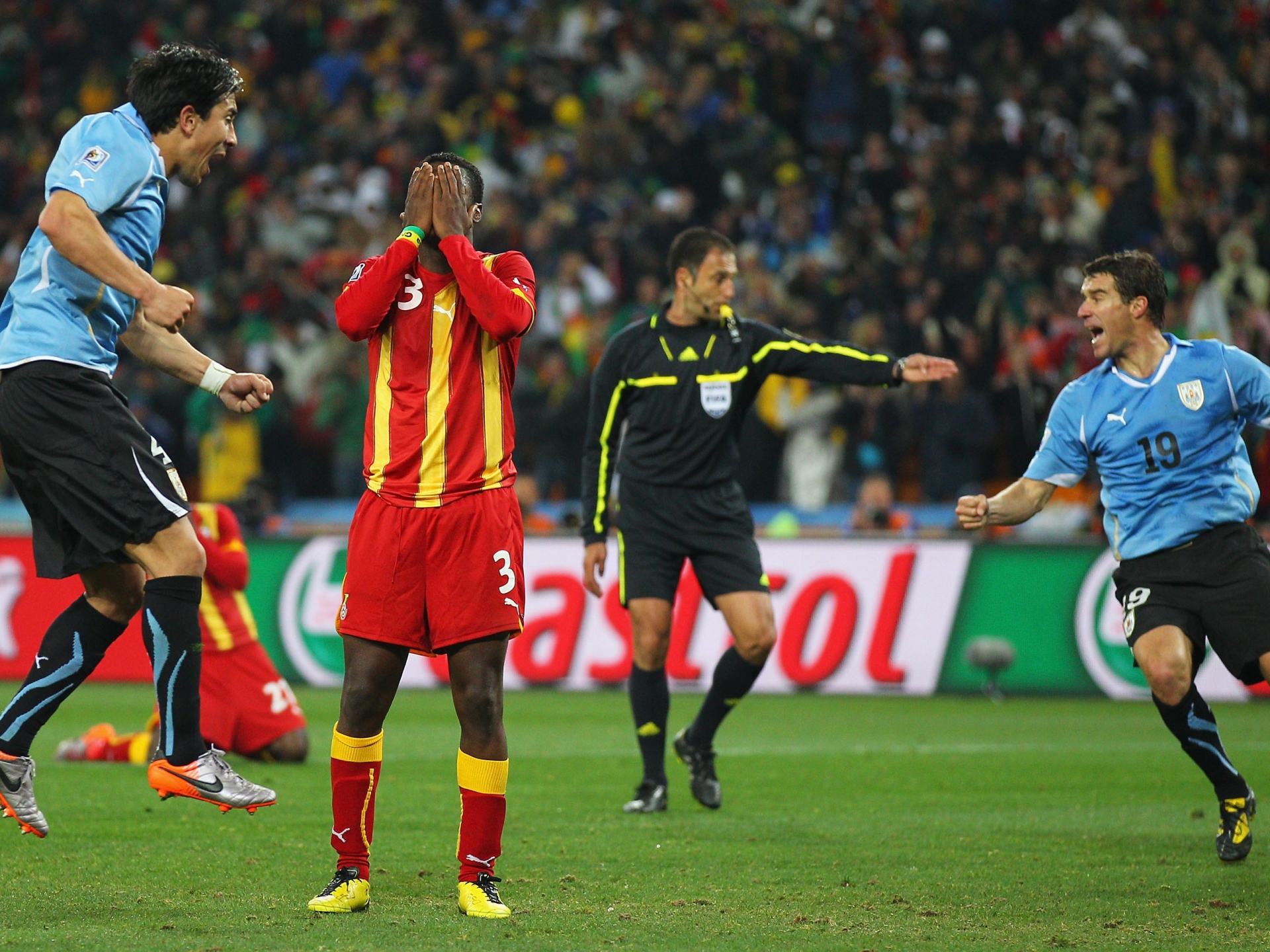 Asamoah Gyan vẫn mang mặc cảm tội lỗi khi sút hỏng quả penalty trừng phạt hành vi của Suarez