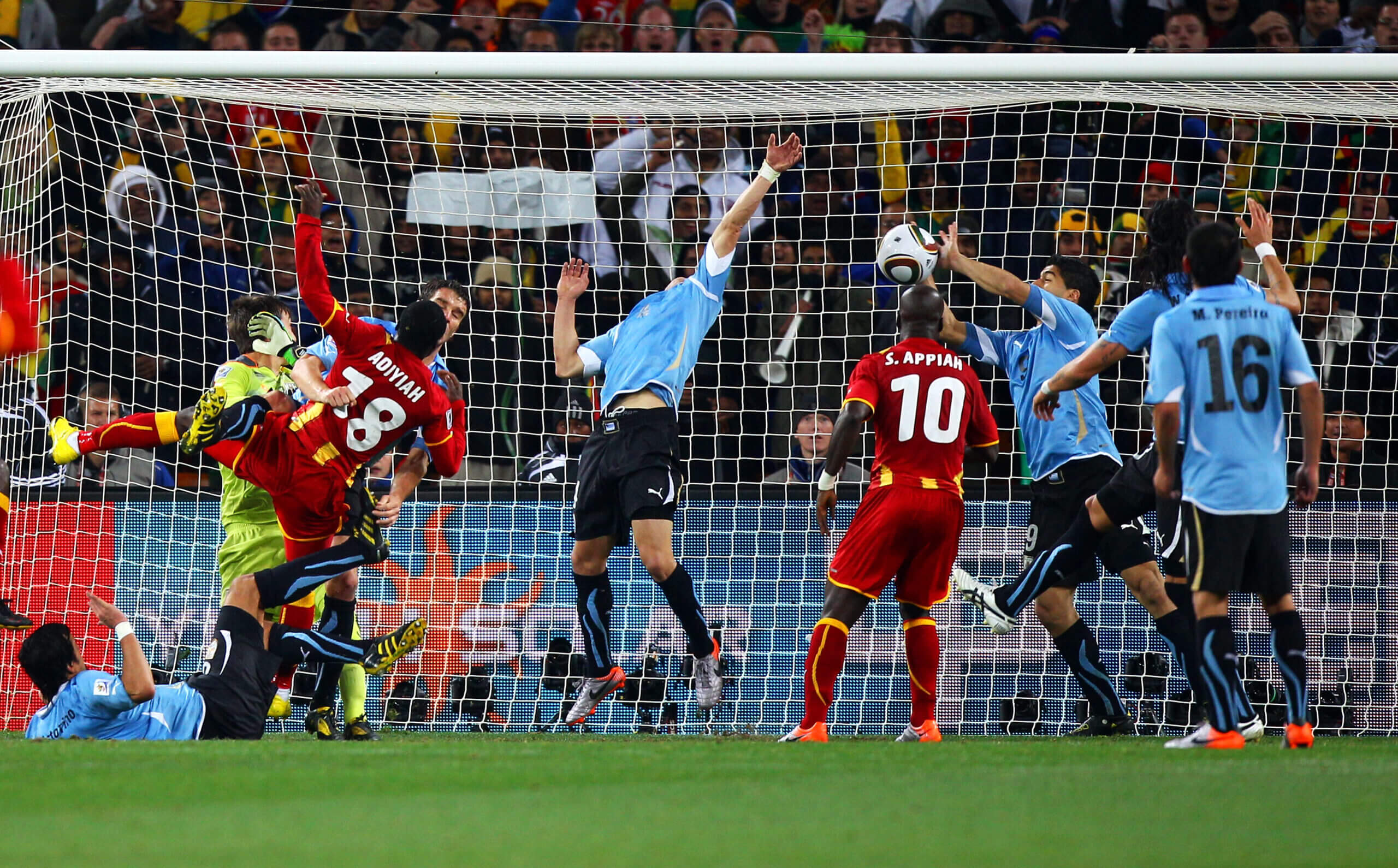 Cú chơi bóng bằng tay lịch sử của Luis Suarez trong trận tứ kết Uruguay - Ghana tại World Cup 2010