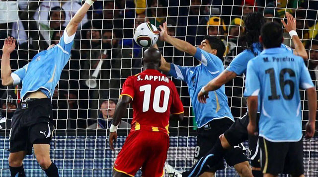 Tình huống Luis Suarez đấm bóng bằng tay cứu cho Uruguay khỏi bàn thua trước Ghana ở tứ kết World Cup 2010
