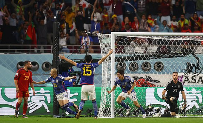 Nhật Bản ghi 2 bàn trong 3 phút để ngược dòng thành công