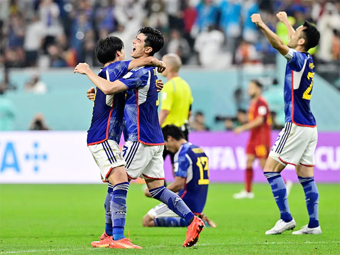 Nhật Bản đi vào lịch sử World Cup Nhật Bản đã trở thành đội đầu tiên của châu Á đánh bại hai đội từng vô địch World Cup trong khuôn khổ một kỳ giải đấu. “Samurai xanh” thắng Đức (vô địch năm 2014) và Tây Ban Nha (vô địch năm 2010). T.N