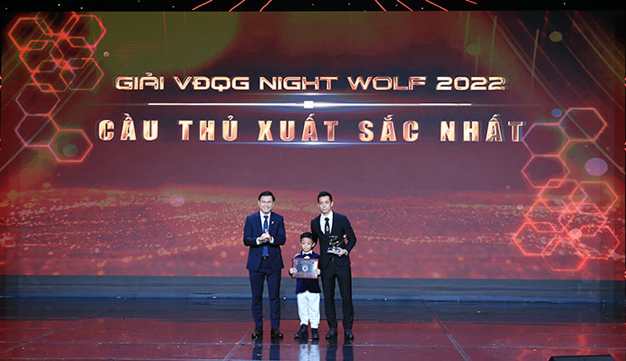 Văn Quyết nhận danh hiệu “Cầu thủ xuất sắc nhất” tại gala tổng kết mùa giải 2022 vừa qua - ẢNH: ĐỨC CƯỜNG