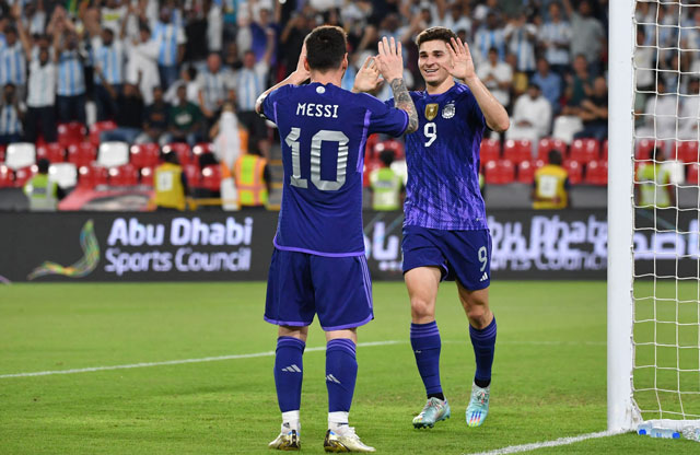 Alvarez chia vui cùng Messi sau bàn thắng đầu tiên trong sự nghiệp tại đấu trường World Cup
