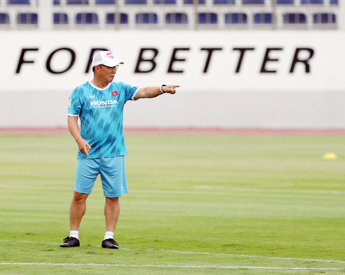 HLV Park Hang Seo chỉ đạo các tuyển thủ - Ảnh: Anh Khoa
