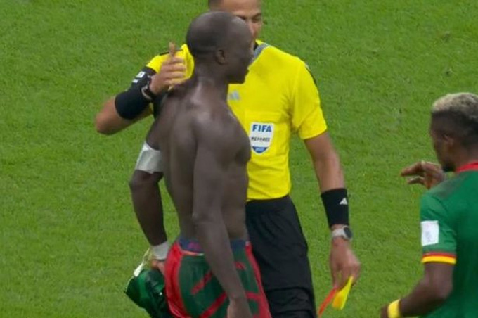 Aboubakar nhận thẻ vàng thứ 2 vì hành động cởi áo ăn mừng bàn thắng