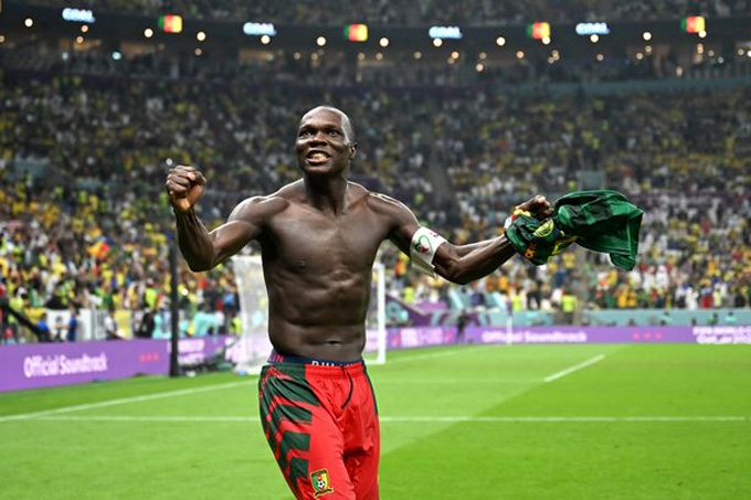 Aboubakar ăn mừng bàn thắng lịch sử của Cameroon