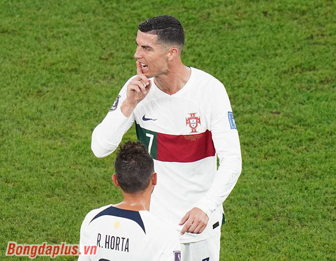 Ronaldo sau đó rời sân. Anh bày tỏ sự khó chịu khi một cầu thủ Hàn Quốc cho rằng anh câu giờ, không chịu nhanh chóng rời sân 