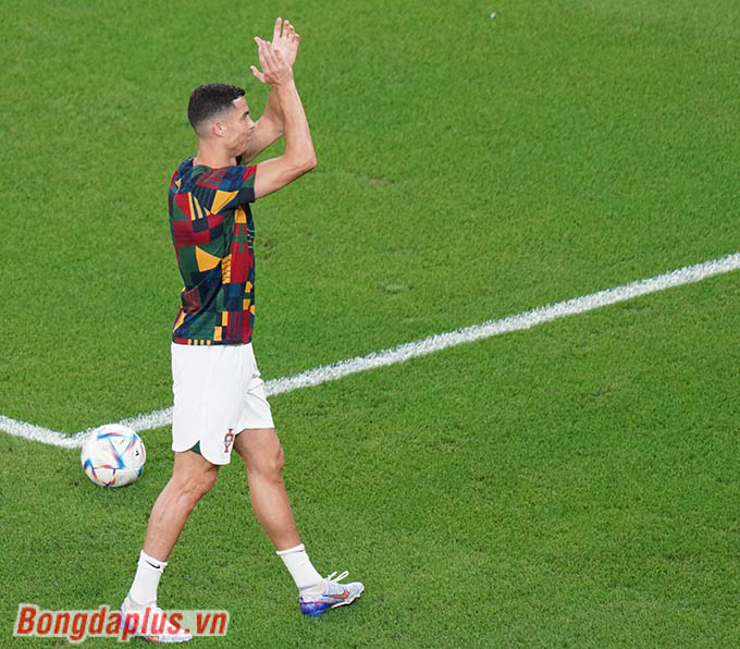 Ronaldo chào khán giả ở sân Education City khi ra khởi động trước trận đấu giữa Bồ Đào Nha và Hàn Quốc tối 2/12 
