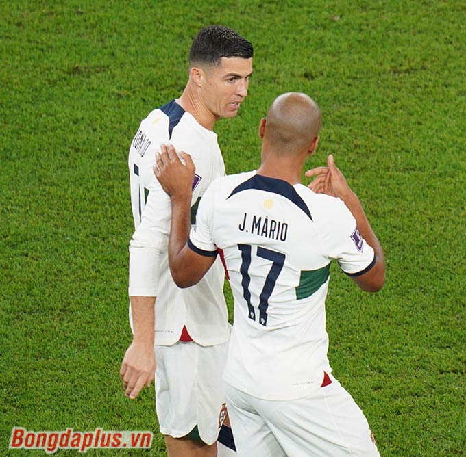 Ronaldo cùng các đồng đội ăn mừng sau khi có bàn thắng dẫn trước Hàn Quốc từ hiệp 1 
