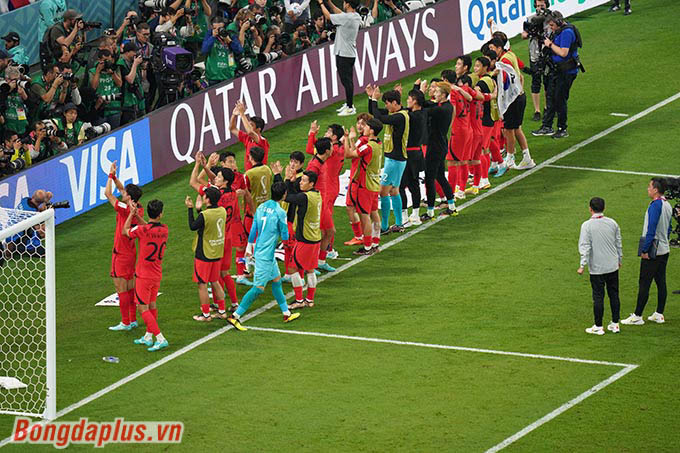 Các cầu thủ Hàn Quốc vỡ òa khi biết Uruguay chỉ thắng đúng 2-0 trước Ghana. Nhờ vậy, Hàn Quốc giành ngôi nhì bảng và đi tiếp