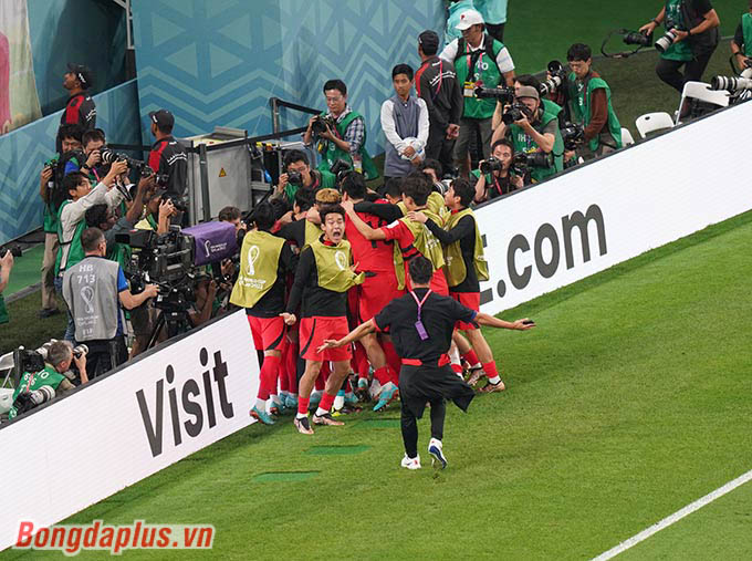 Các cầu thủ Hàn Quốc vui sướng sau khi thắng ngược Bồ Đào Nha 