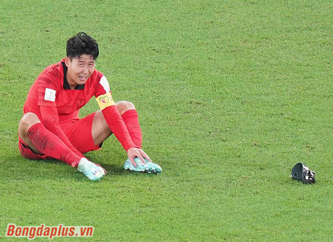 Son Heung Min bỏ mặt nạ ra. Anh ngồi trên cỏ khóc đầy hạnh phúc 