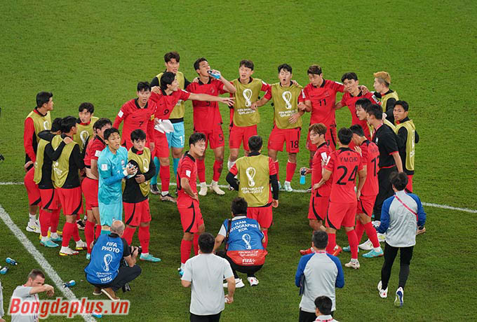 Son Heung Min sau đó tập hợp toàn đội thành một vòng tròn giữa sân. Anh kêu gọi các đồng đội bình tĩnh, chờ đợi kết quả trận đấu giữa Uruguay và Ghana
