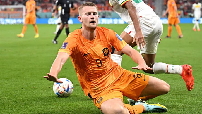 De Ligt xích mích với HLV Van Gaal?