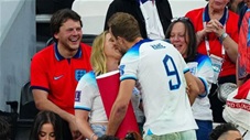Harry Kane hôn vợ ăn mừng sau chiến thắng trước Senegal 