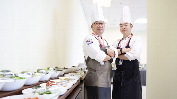 Hai đầu bếp Kim Hyeong-Chae và Shin Dong-Il của ĐT Hàn Quốc tại Qatar