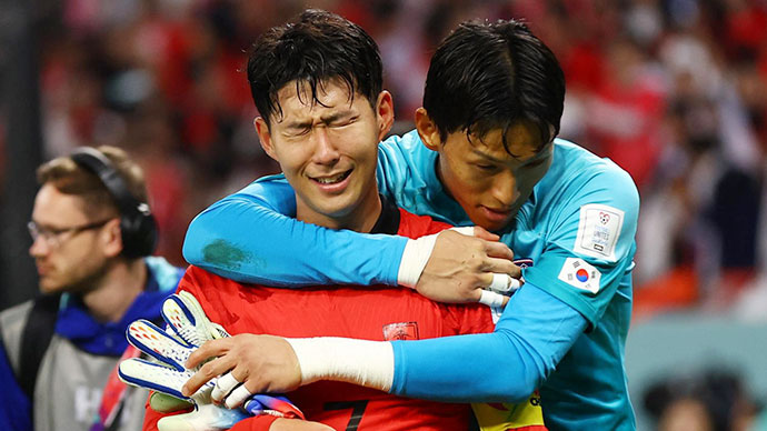 Son Heung-min và các đồng đội òa khóc sau tiếng còi kết thúc trận Uruguay-Ghana vang lên qua… smart phone