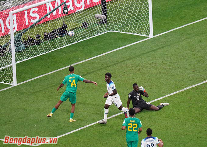 Saka ấn định chiến thắng 3-0 của ĐT Anh trước Senegal 