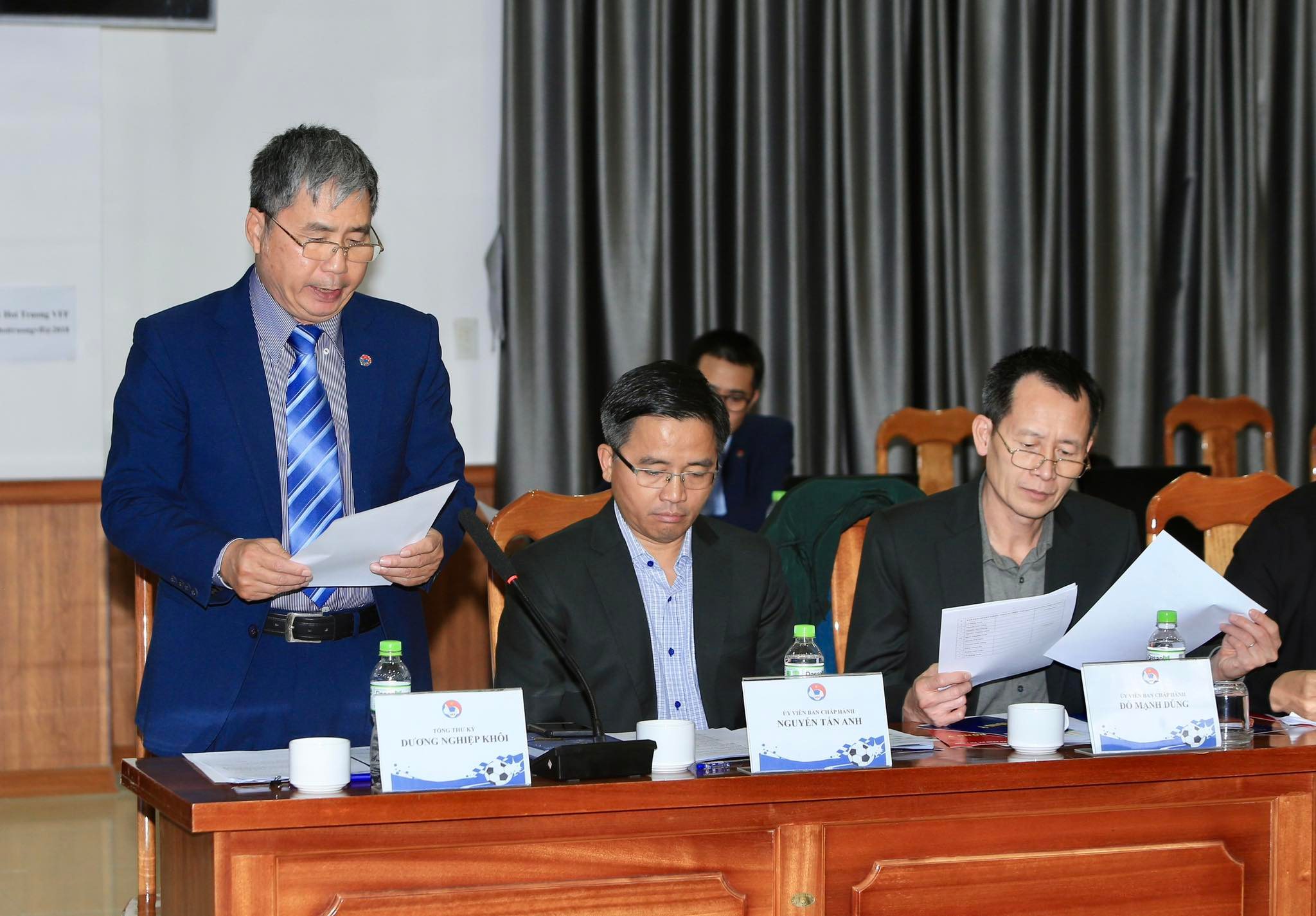 Tổng thư ký Dương Nghiệp Khôi báo cáo kế hoạch quan trọng trong năm 2023 cần BCH phê duyệt trong Hội nghị BCH - Ảnh: Đức Cường  