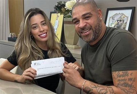 Adriano và Mesquita công bố tờ đăng ký kết hôn