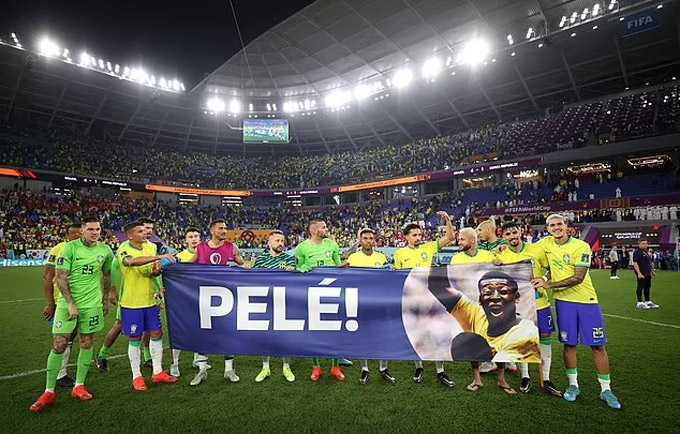 Các cầu thủ Brazil tri ân Pele