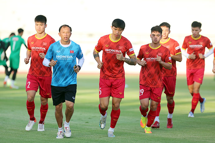 ĐT Việt Nam vẫn miệt mài tập luyện cho dù World Cup 2022 đang diễn ra sôi động ở Qatar - Ảnh: ANH KHOA