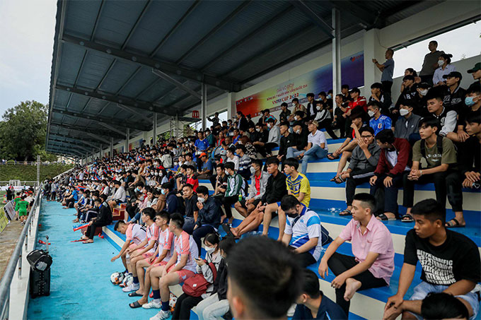 Đông đảo khán giả đã đến sân cổ vũ cho 12 đội bóng các trường đại học