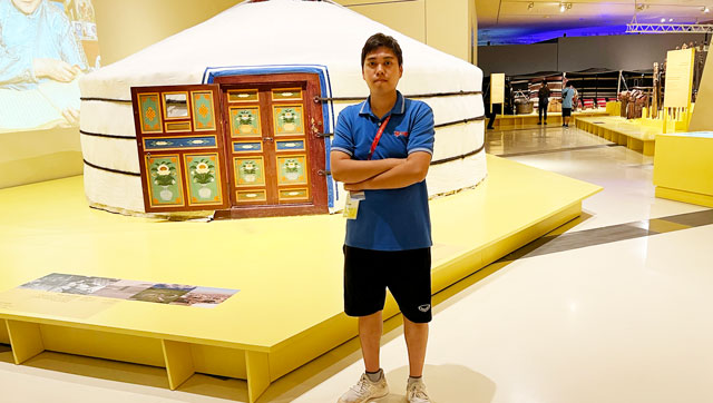 Tác giả chụp ảnh bên trong Bảo tàng quốc gia Qatar 