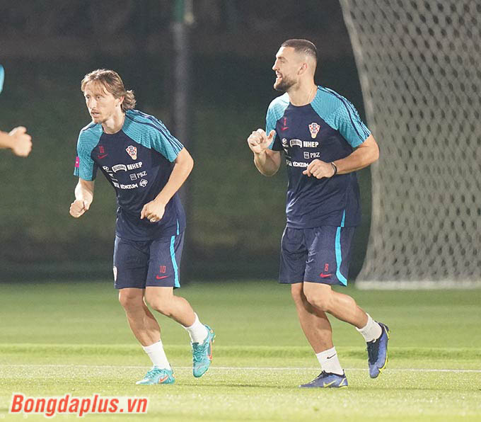 Ghi nhận của phóng viên Bóng đá tại địa điểm tập luyện của Croatia, bầu không khí toàn đội diễn ra khá cởi mở,. Sau chạy khởi động ban đầu, Luka Modric và các đồng đội tham gia những trò chơi nhỏ với, qua đó tạo thêm sự thoải mái, khoan khoái. 