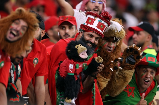 Các cổ động viên Morocco ăn mừng sau chiến thắng