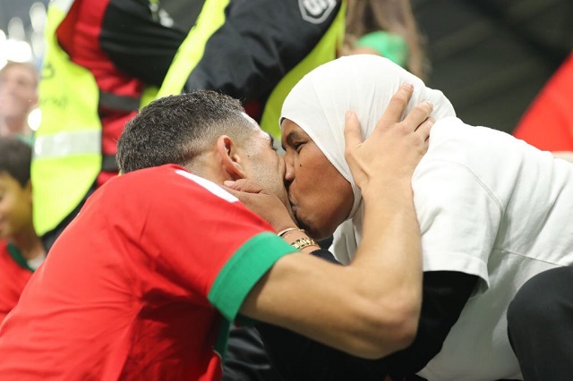 Cầu thủ Morocco ăn mừng với người thân sau trận