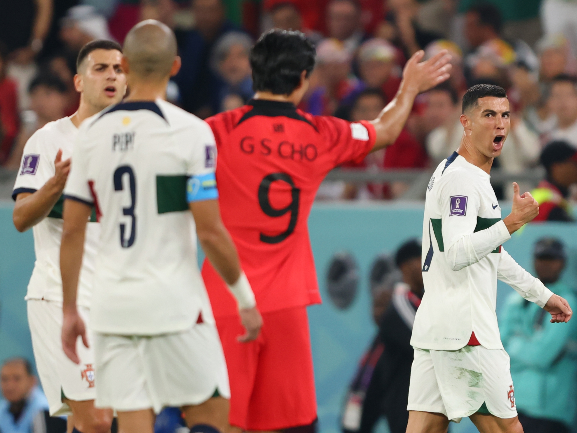 Hành vi phản đối mà Ronaldo biện minh là với đối thủ chứ không phải với BHL Bồ Đào Nha