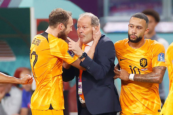 Daley Blind chạy tới ôm người cha sau bàn thắng vào lưới ĐT Mỹ ở vòng 1/8