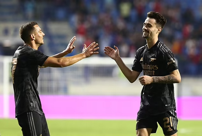 Vieira (phải) ghi bàn ấn định chiến thắng 3-0 ở trận Arsenal vs Lyon
