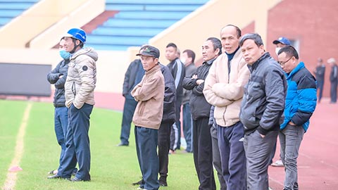 Khán giả Nam Định tràn xuống sân 'xem giò' dàn sao mới tậu về sân Thiên Trường