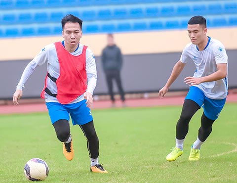 Tiền vệ Khắc Ngọc được giới chuyên môn đánh giá là chân chuyền xuất sắc bậc nhất V.League đang tập luyện cùng Nam Định