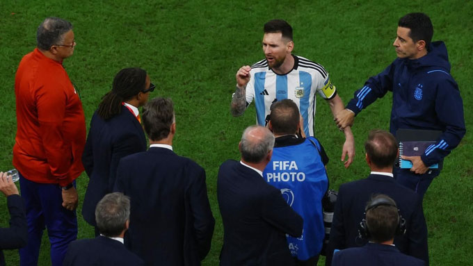 Messi xông thẳng vào BHL Hà Lan với thái độ bực dọc