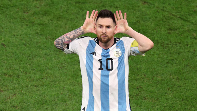 Trong một trận đấu gây tranh cãi, Messi đã bị trọng tài mắng chửi. Hãy xem hình ảnh này để hiểu rõ tình huống này cũng như cảm nhận sự trơ trọi và cá nhân hóa của trọng tài trong một trận đấu quan trọng.