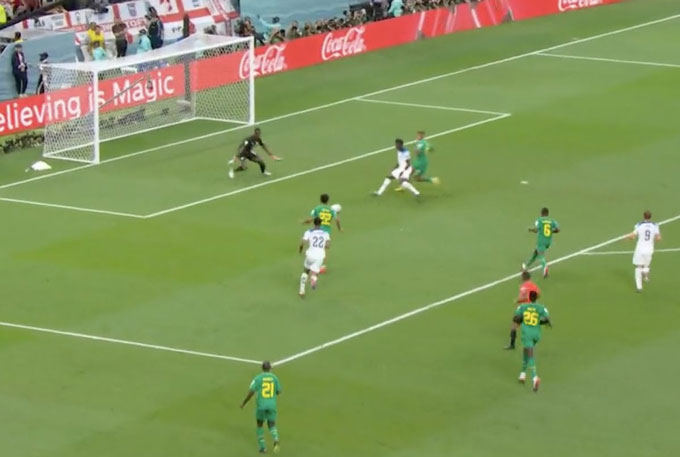 Saka ghi bàn vào lưới Senegal bằng một pha đệm bóng sau đường chuyền của đồng đội từ cánh trái