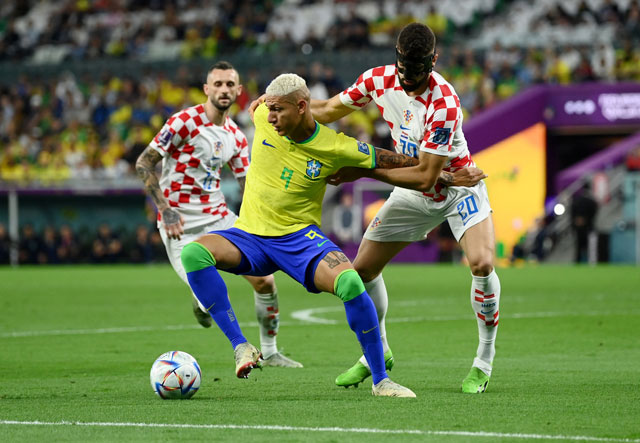 Richarlison (giữa) thi đấu không hiệu quả, khiến sức công của Brazil giảm sút