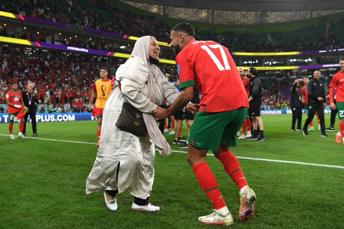 Boufal ăn mừng chiến tích lịch sử của bóng đá châu Phi với mẹ của mình
