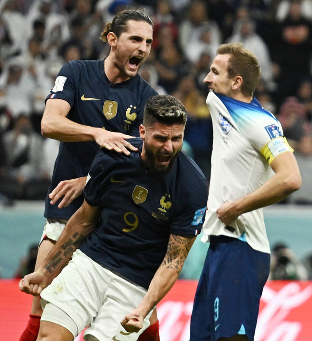 Harry Kane buồn bã sau khi  đá hỏng quả penalty khiến Anh  không thể gỡ hòa trước Pháp  ở tứ kết World Cup 2022