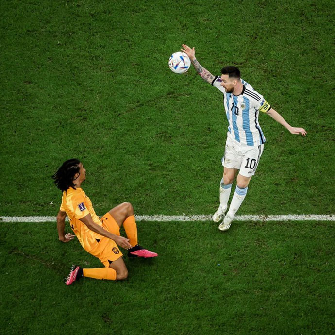 Messi xứng đáng bị đuổi vì pha bóng này