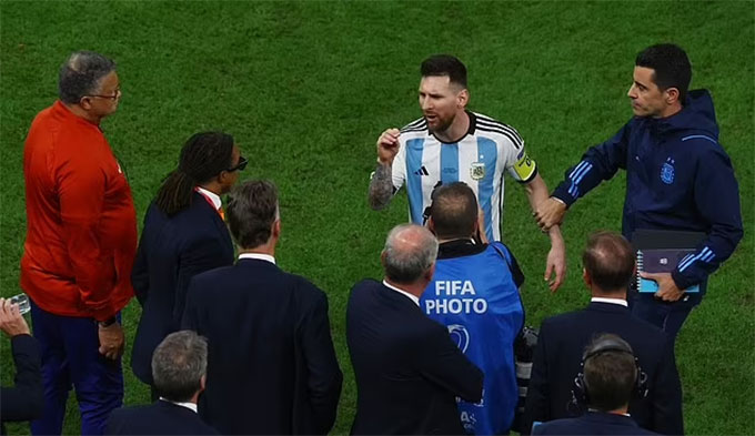 Messi sửng cồ với HLV Van Gaal