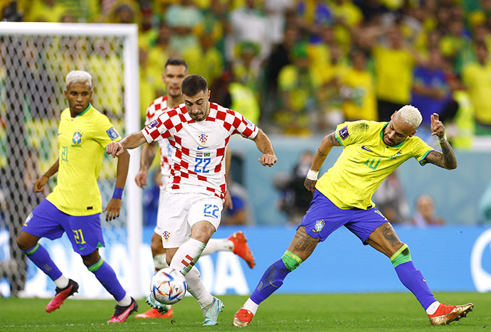 Hậu vệ Juranovic tả xung hữu đột trong vòng vây các cầu thủ Brazil ở tứ kết