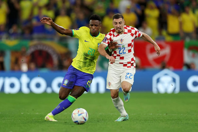 Hậu vệ Josip Juranovic (phải) của ĐT Croatia đã khiến tiền đạo ngôi sao Vinicius Jr của ĐT Brazil “tắt điện” ở trận tứ kết
