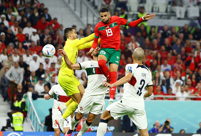 En-Nesyri bật cao đánh đầu tung lưới Bồ Đào Nha, giúp Morocco tiến vào bán kết